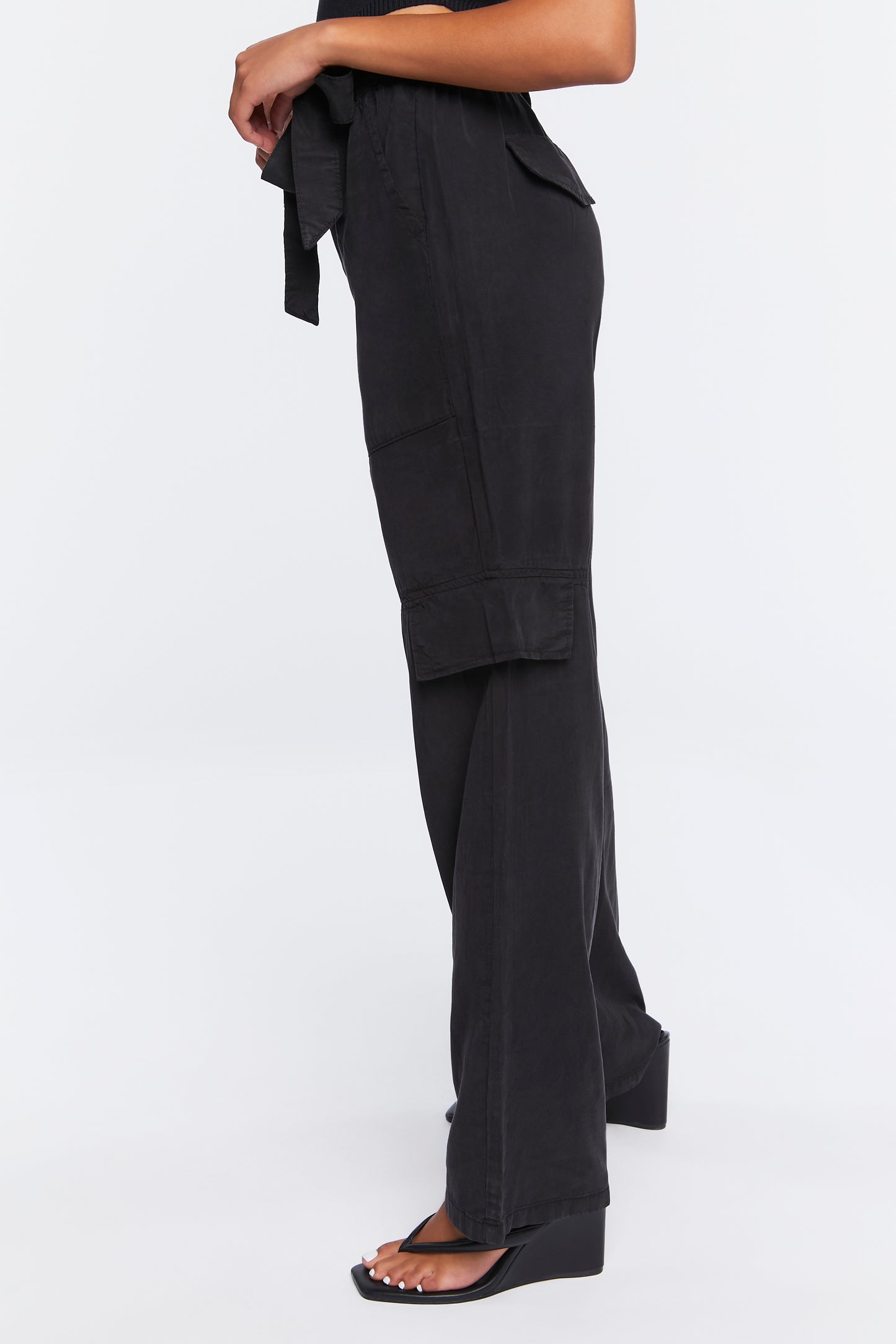 PANTALON DE CORTE RECTO CON DETALLE DE LAZO