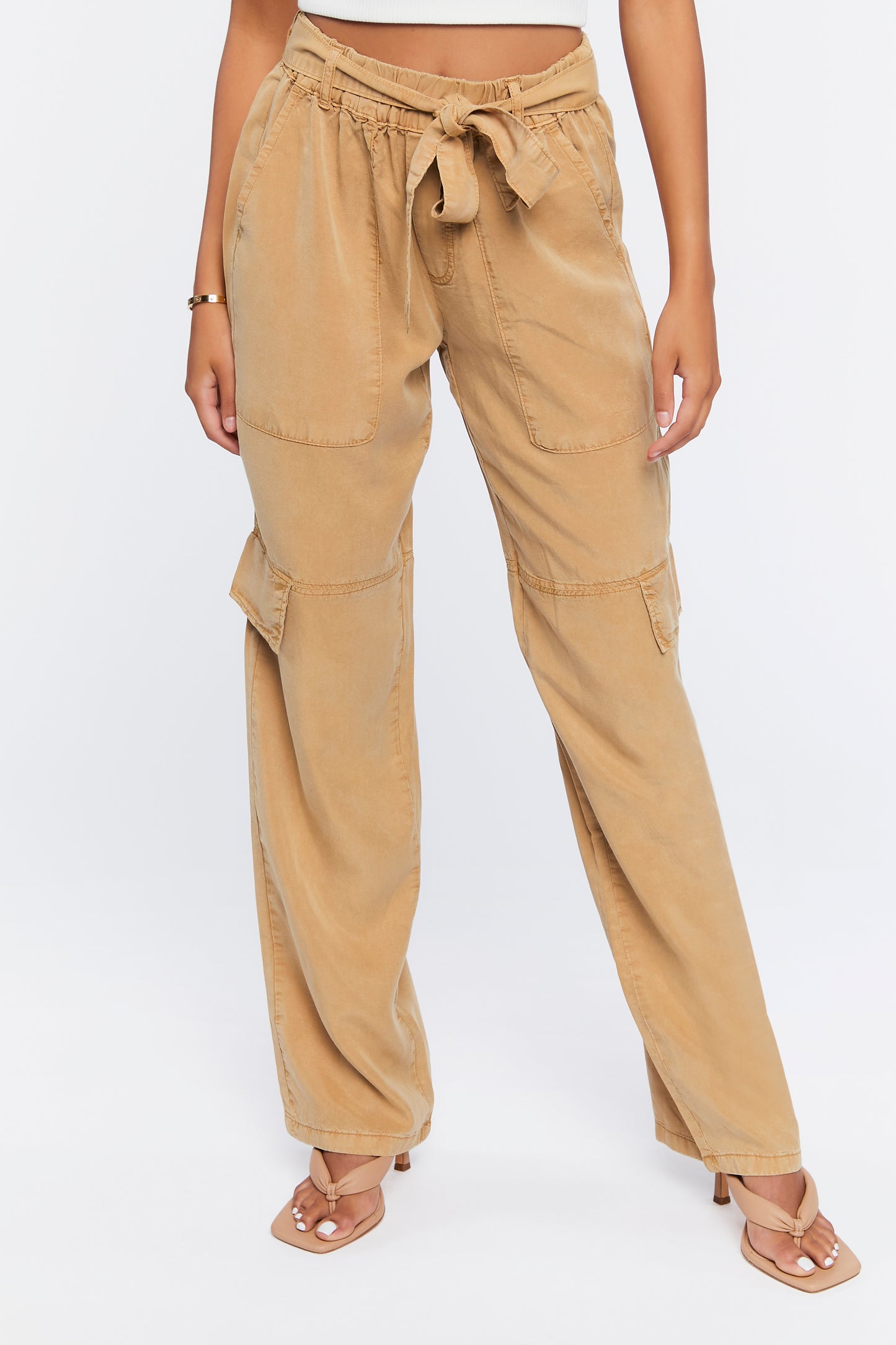 PANTALON DE CORTE RECTO CON DETALLE DE LAZO