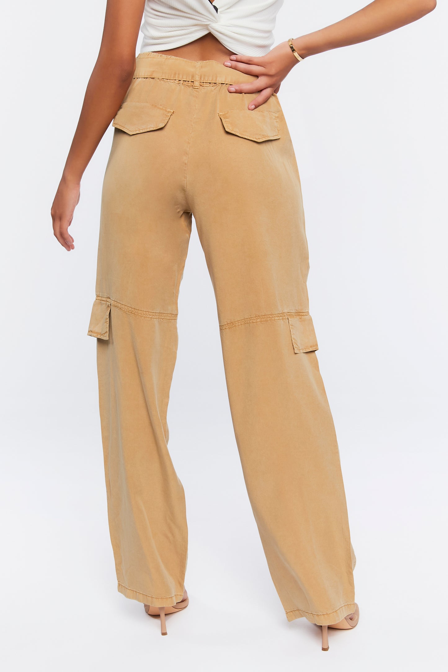 PANTALON DE CORTE RECTO CON DETALLE DE LAZO