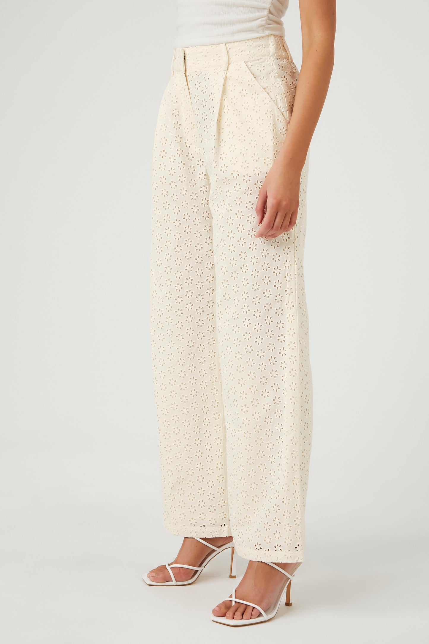 PANTALON DE CORTE RECTO CON BORDADO SUIZO