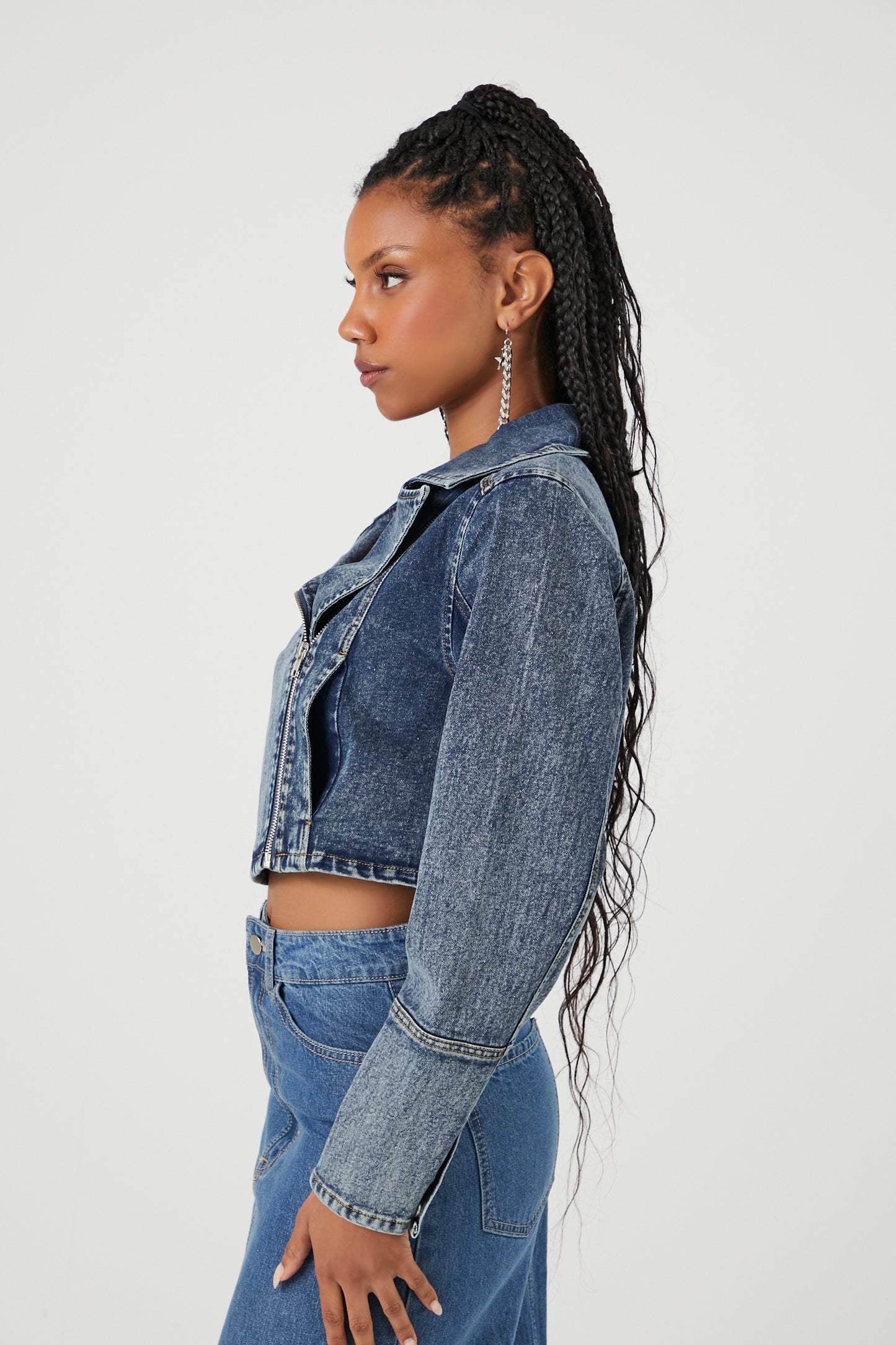 CHAQUETA DENIM CROPPED CON DETALLE DE CIERRE