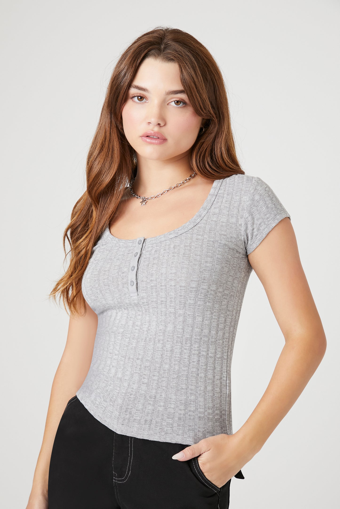 POLERA ESCULPIDA CON DETALLE DE BOTONES