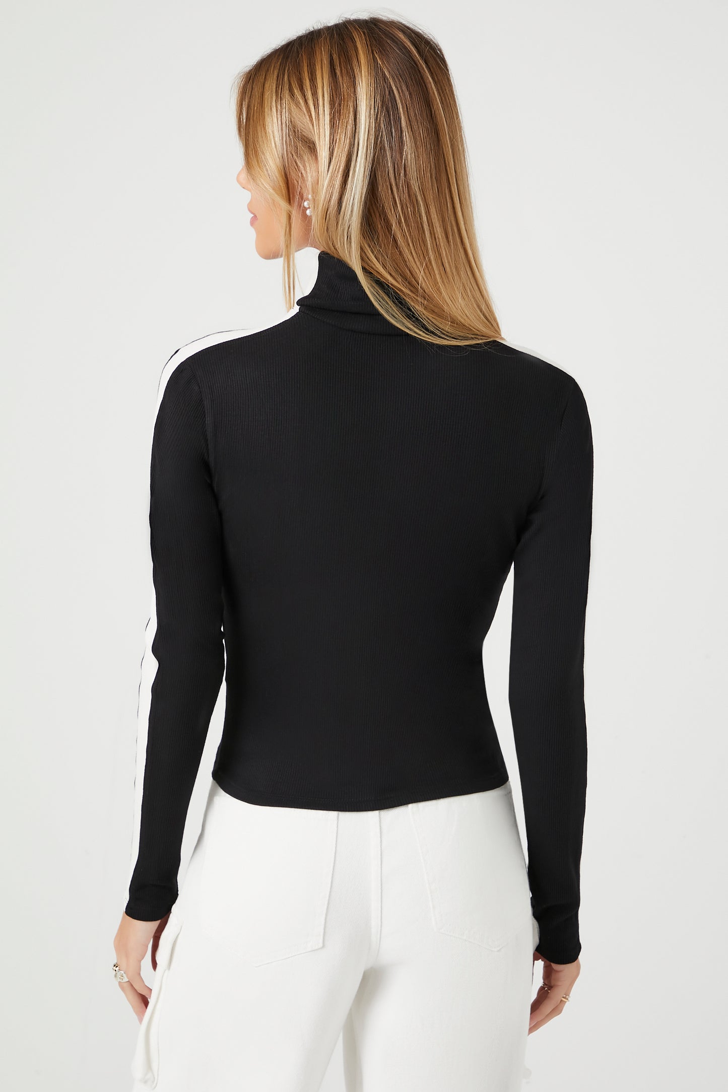 SWEATER CUELLO ALTO CON DETALLE DE FRANJAS EN LAS MANGAS