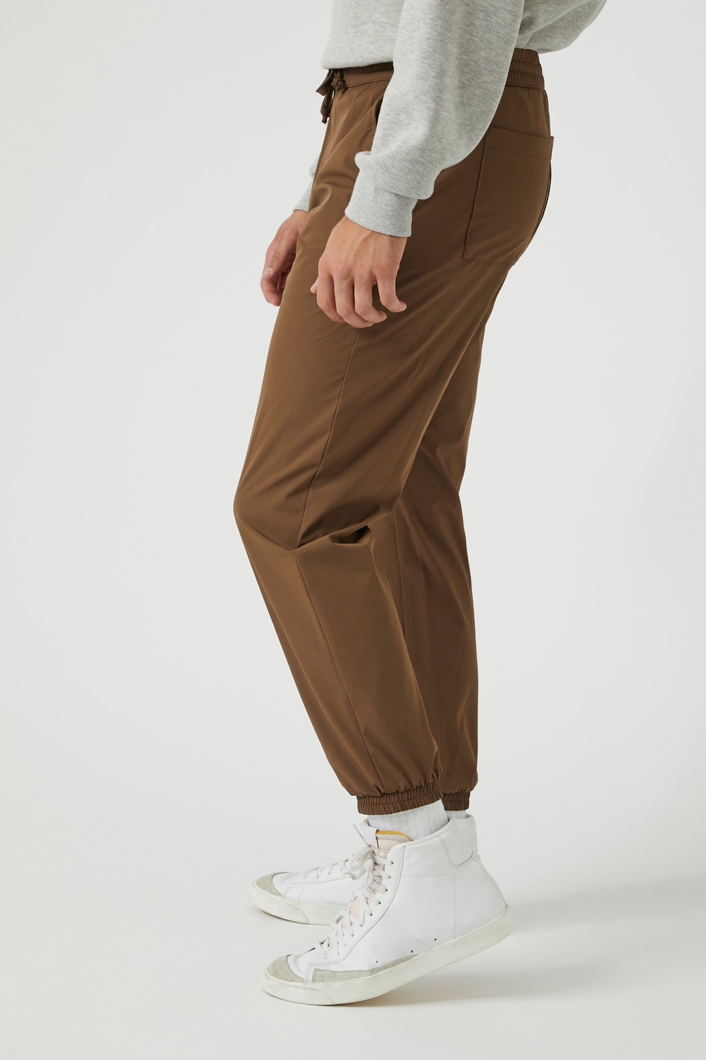 PANTALON JOGGER CON ELÁSTICO EN LA CINTURA