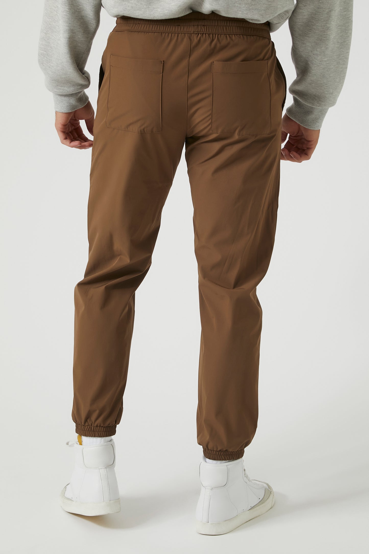 PANTALON JOGGER CON ELÁSTICO EN LA CINTURA