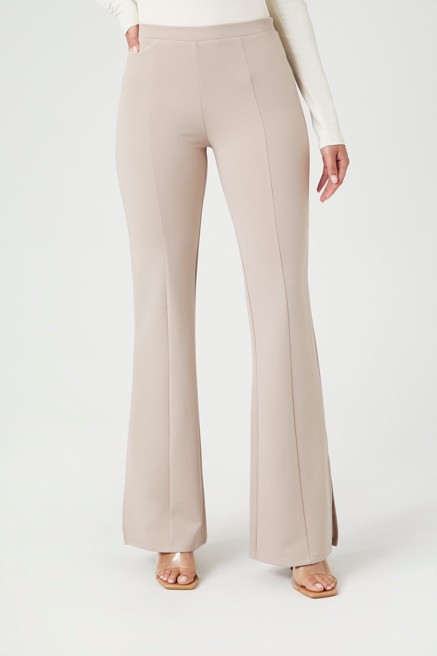 LEGGING FLARE ACANALADA CON ABERTURA EN EL BOTA PIE