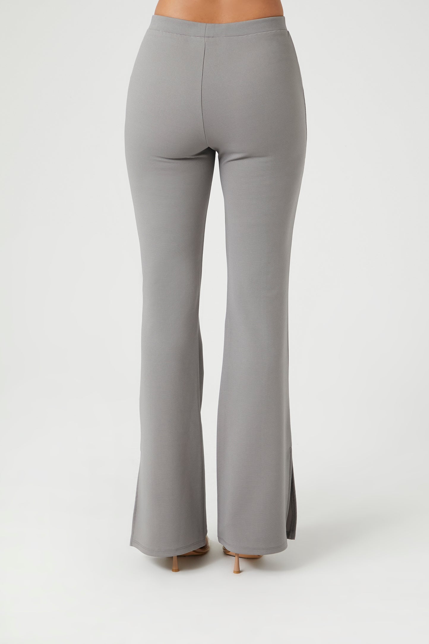 LEGGING FLARE ACANALADA CON ABERTURA EN EL BOTA PIE