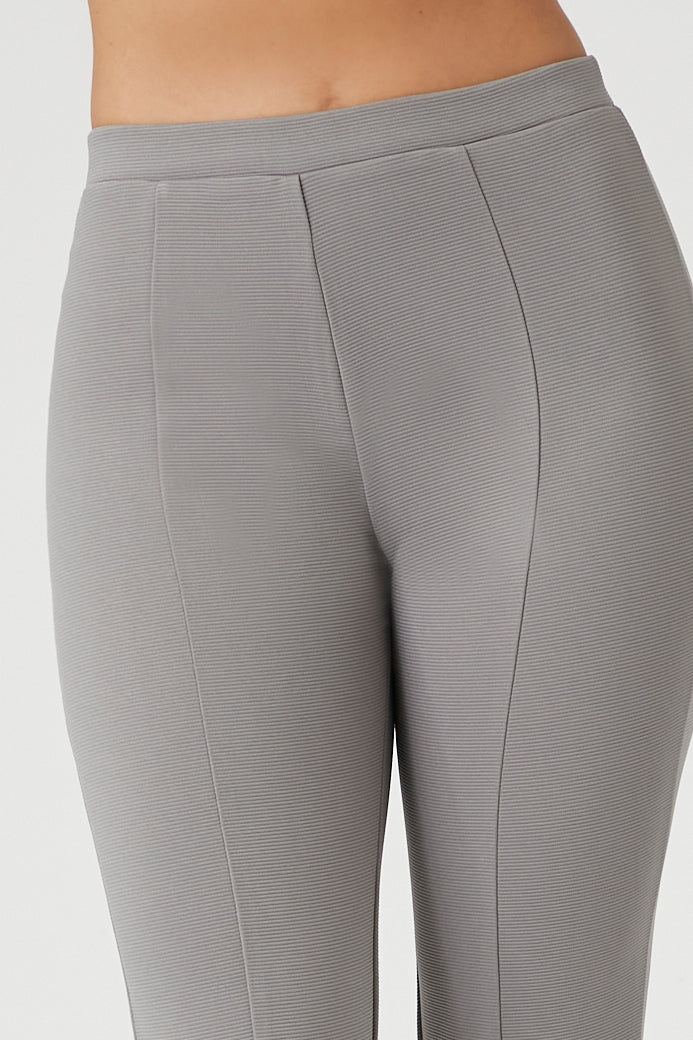 LEGGING FLARE ACANALADA CON ABERTURA EN EL BOTA PIE