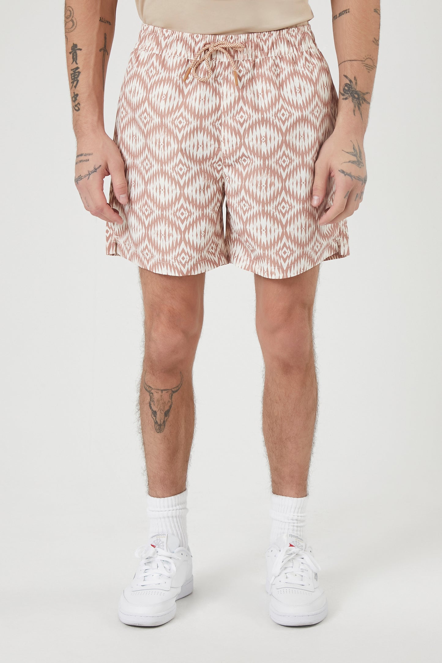 SHORT MALLA CON ESTAMPADO DE FIGURAS GEOMÉTRICAS