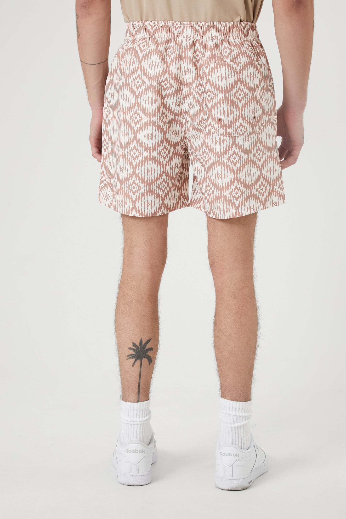 SHORT MALLA CON ESTAMPADO DE FIGURAS GEOMÉTRICAS