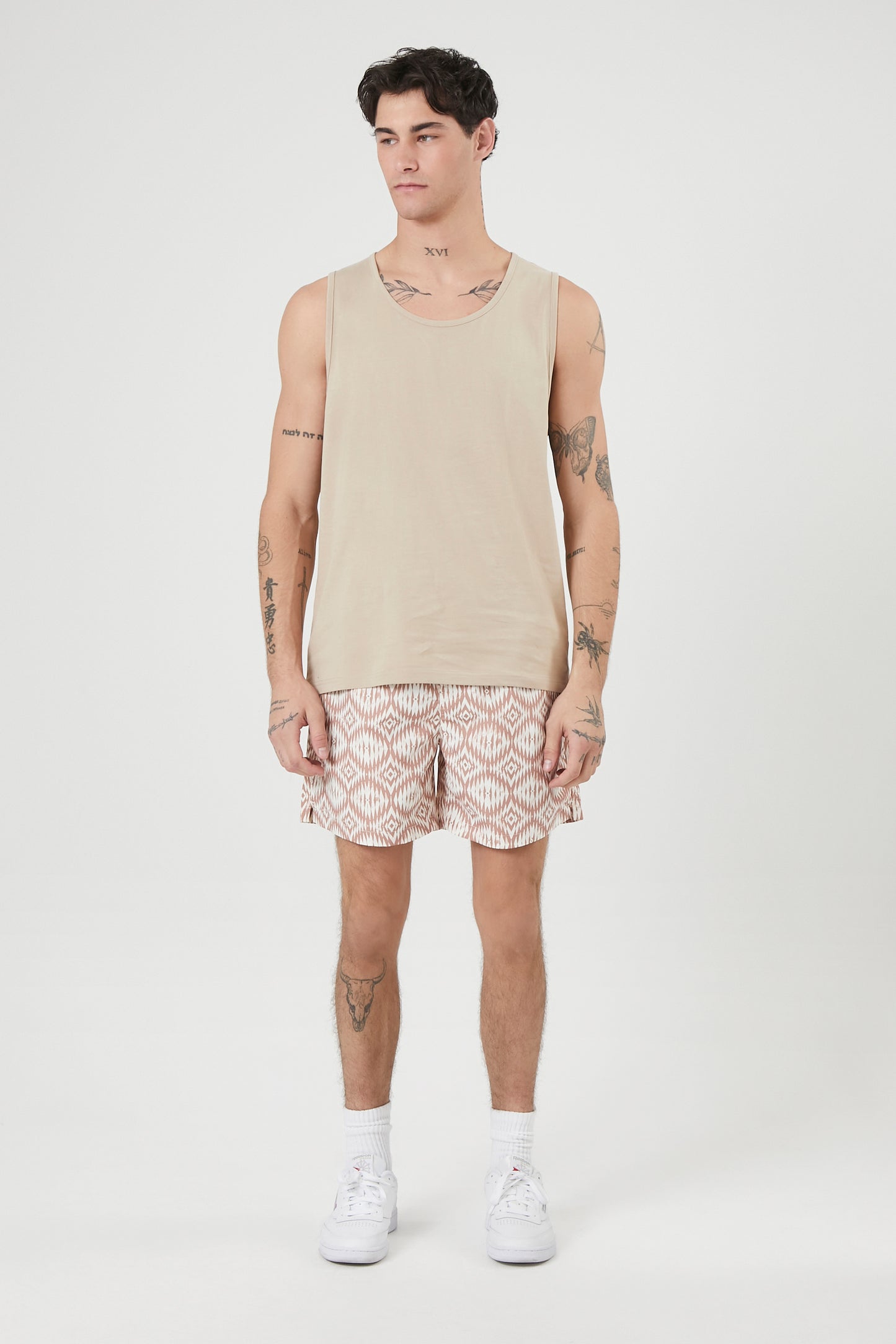 SHORT MALLA CON ESTAMPADO DE FIGURAS GEOMÉTRICAS
