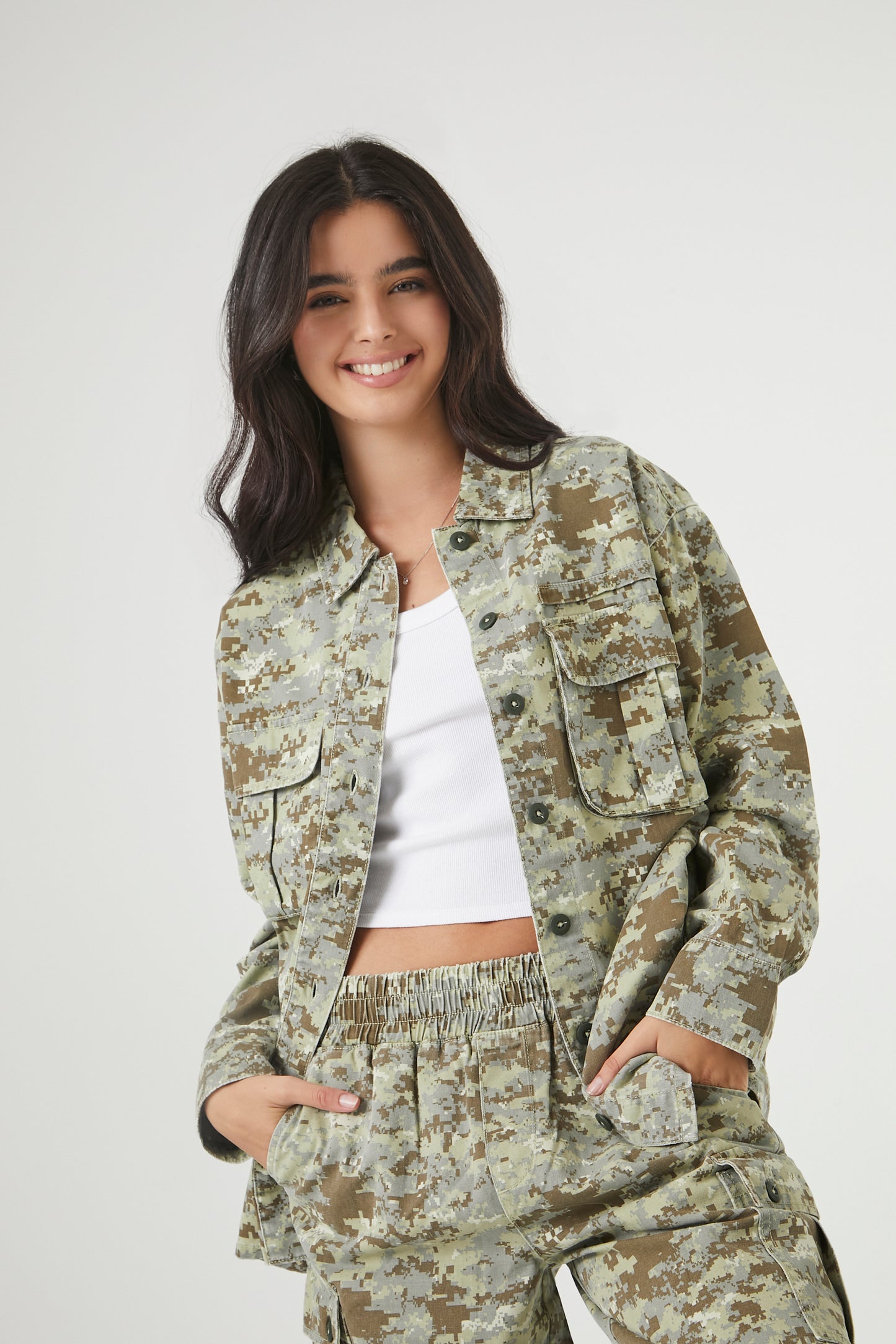 CAMISA CAMUFLADA CON BOLSILLOS CARGO