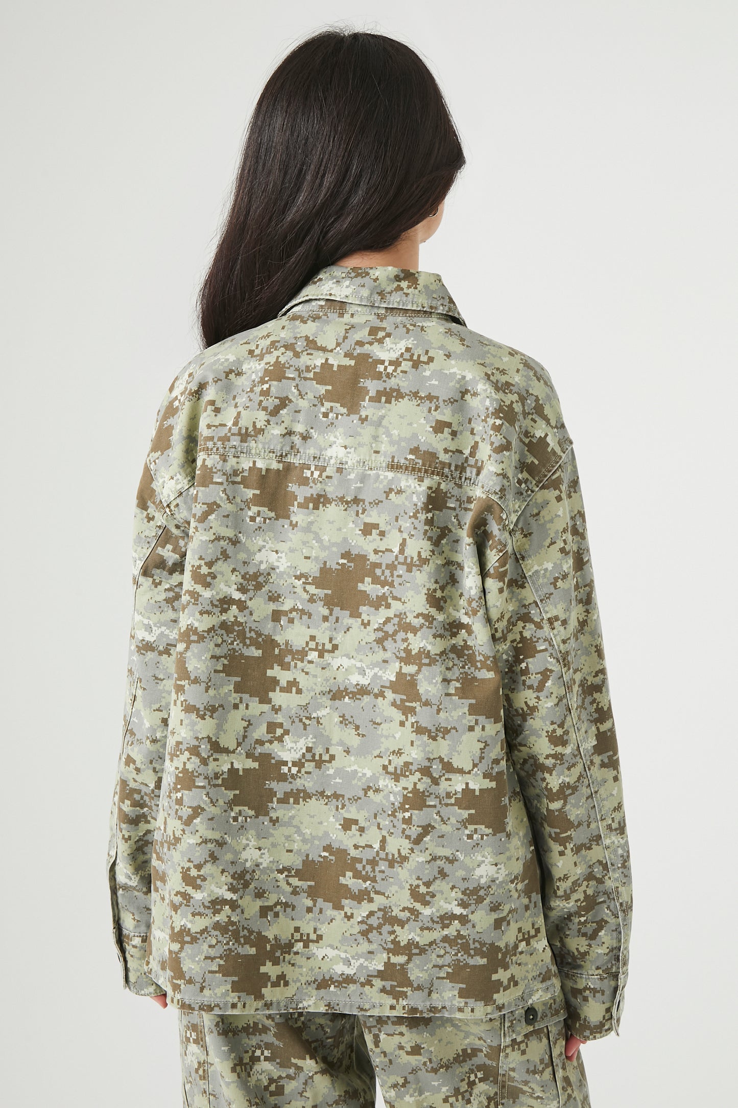 CAMISA CAMUFLADA CON BOLSILLOS CARGO