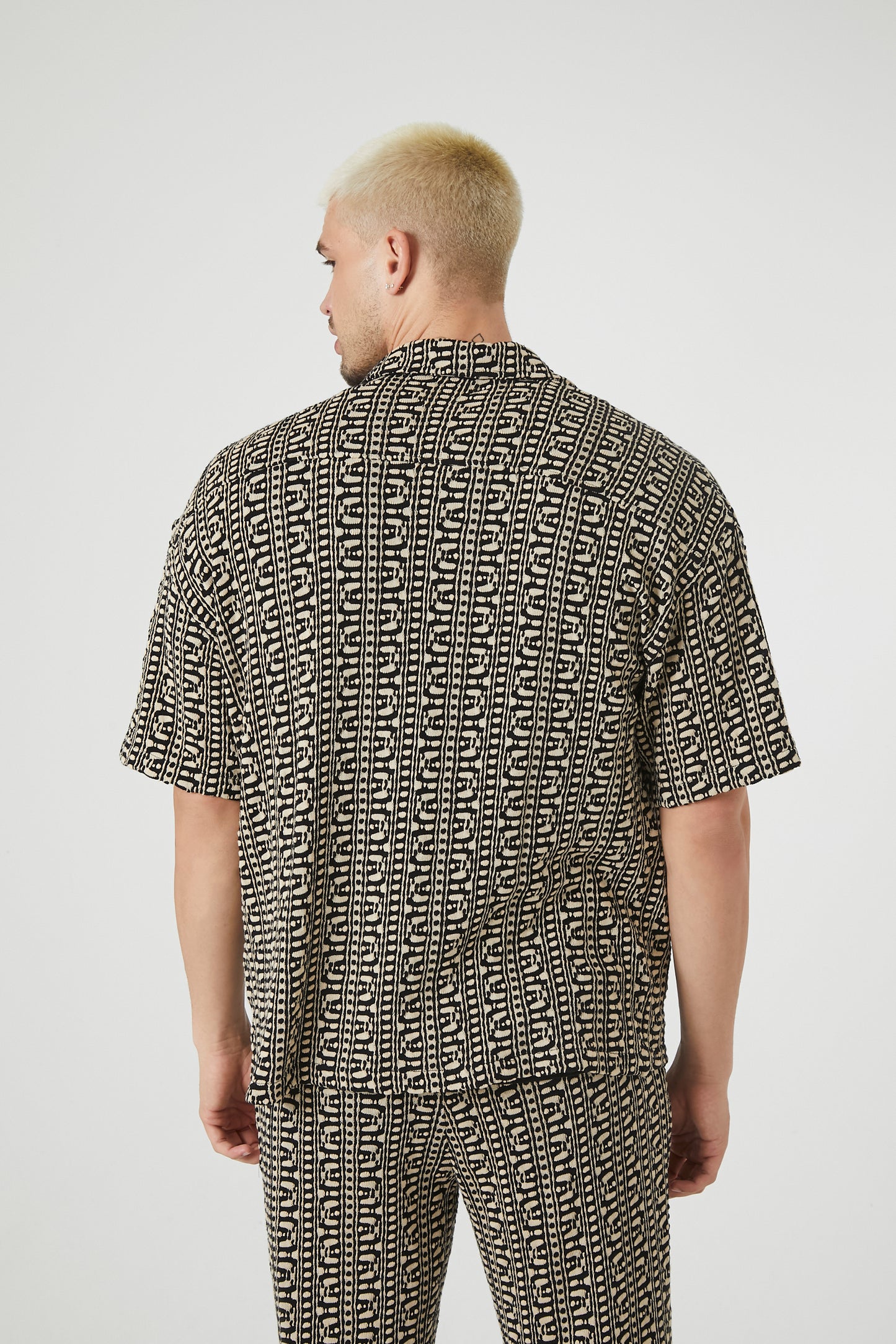 POLERA POLO CON CIERRE Y ESTAMPADO GEOMÉTRICO