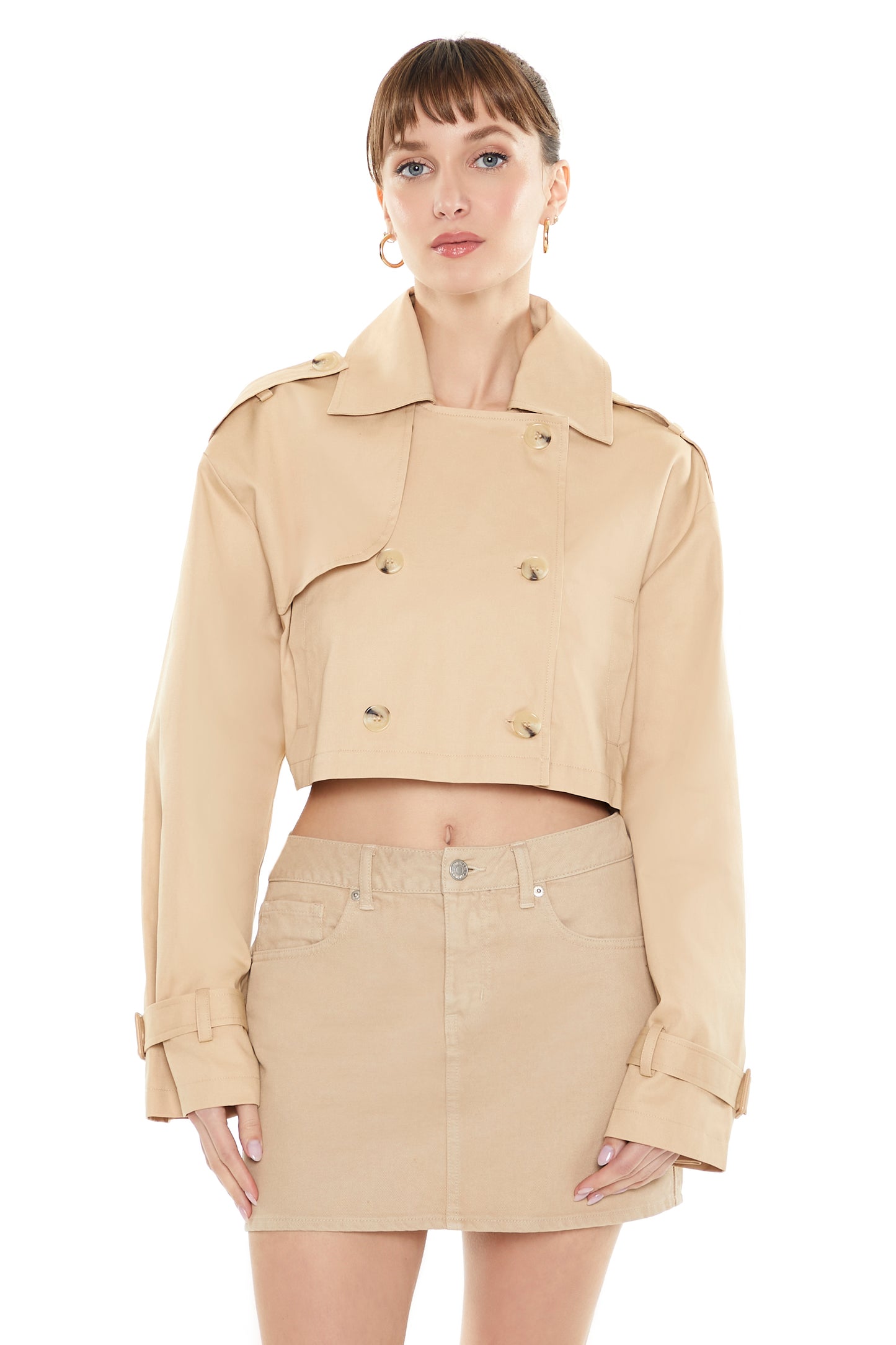 CHAQUETA CROPPED CON DETALLES DE BOTONES
