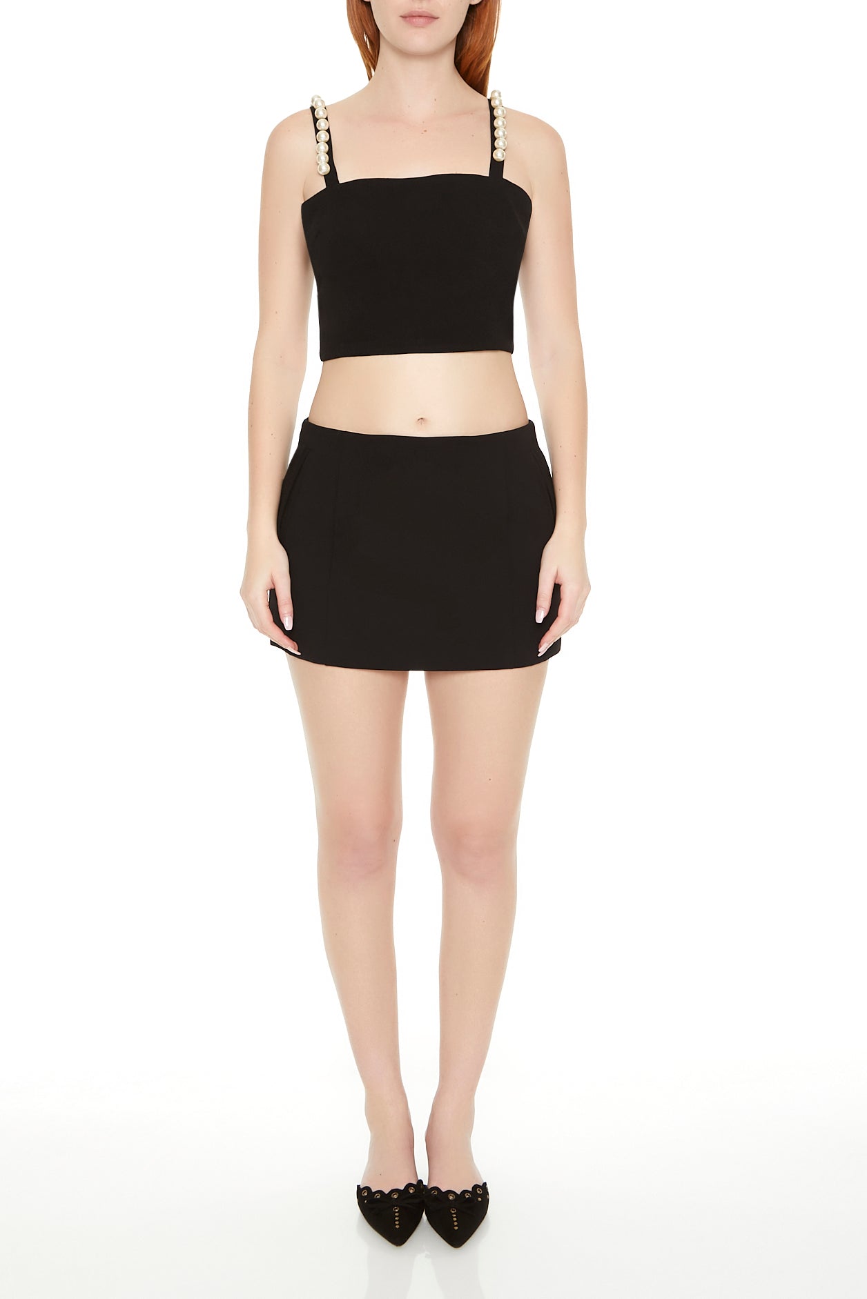CROP TOP CON PERLAS EN LOS TIROS