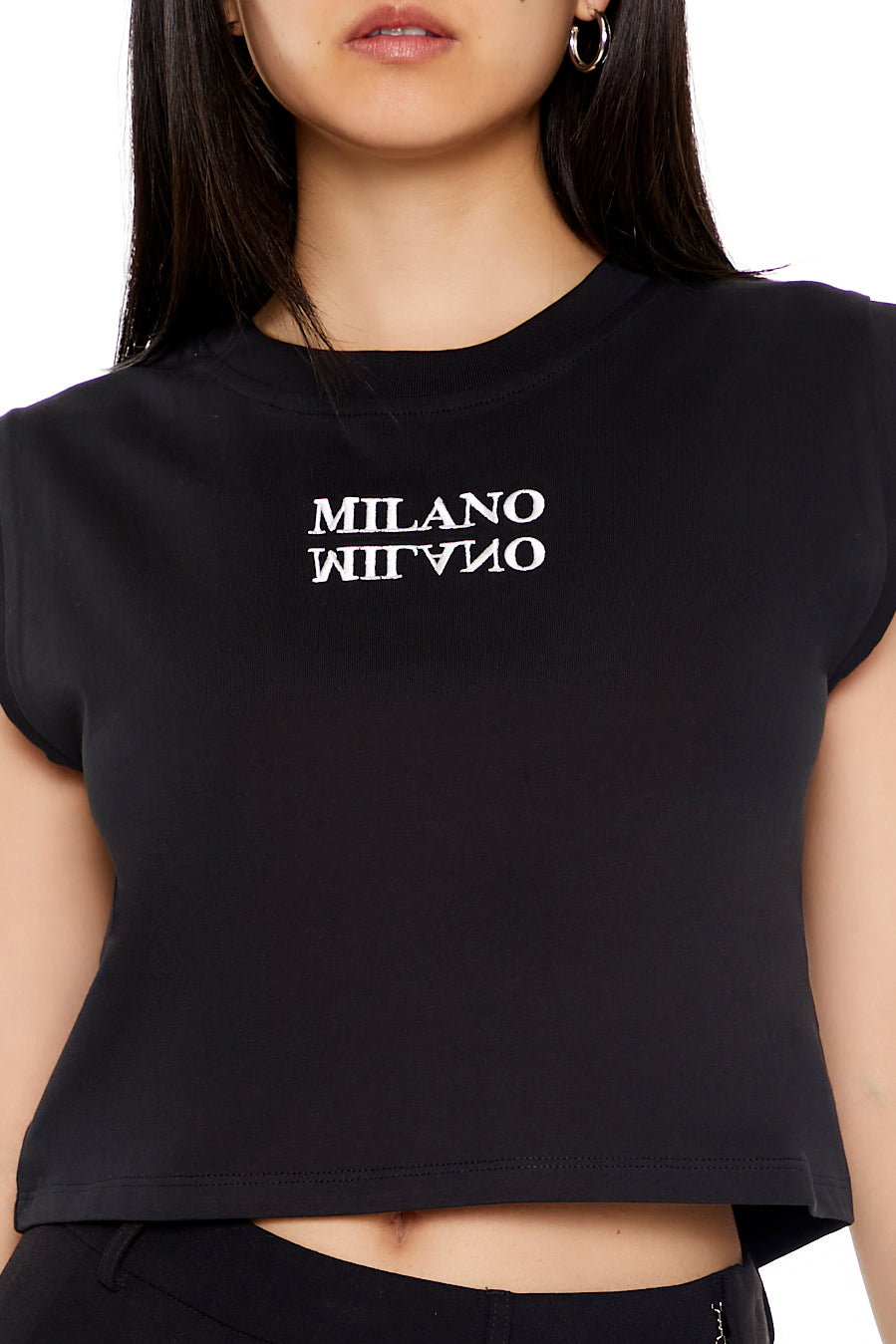 CAMISETA CROPPED SIN MANGAS CON LOGO "MILANO"
