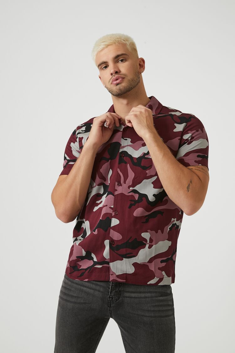 CAMISA CON ESTAMPADO CAMUFLADO