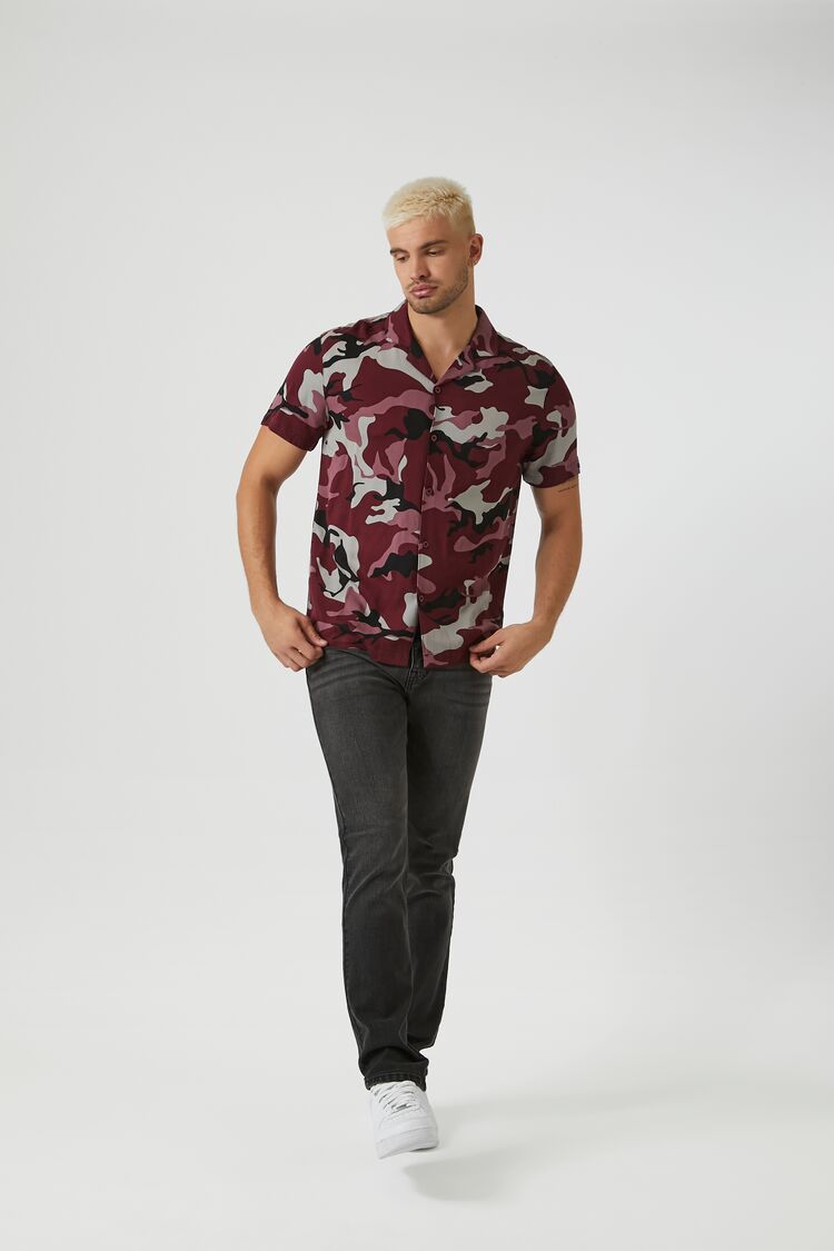 CAMISA CON ESTAMPADO CAMUFLADO