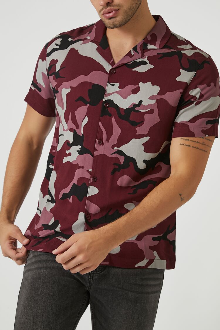 CAMISA CON ESTAMPADO CAMUFLADO