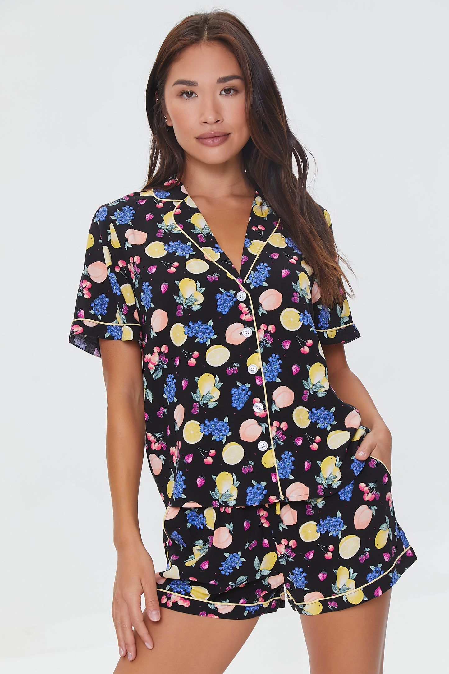 SET PIJAMA DE CAMISA Y SHORT CON ESTAMPADO DE FRUTAS
