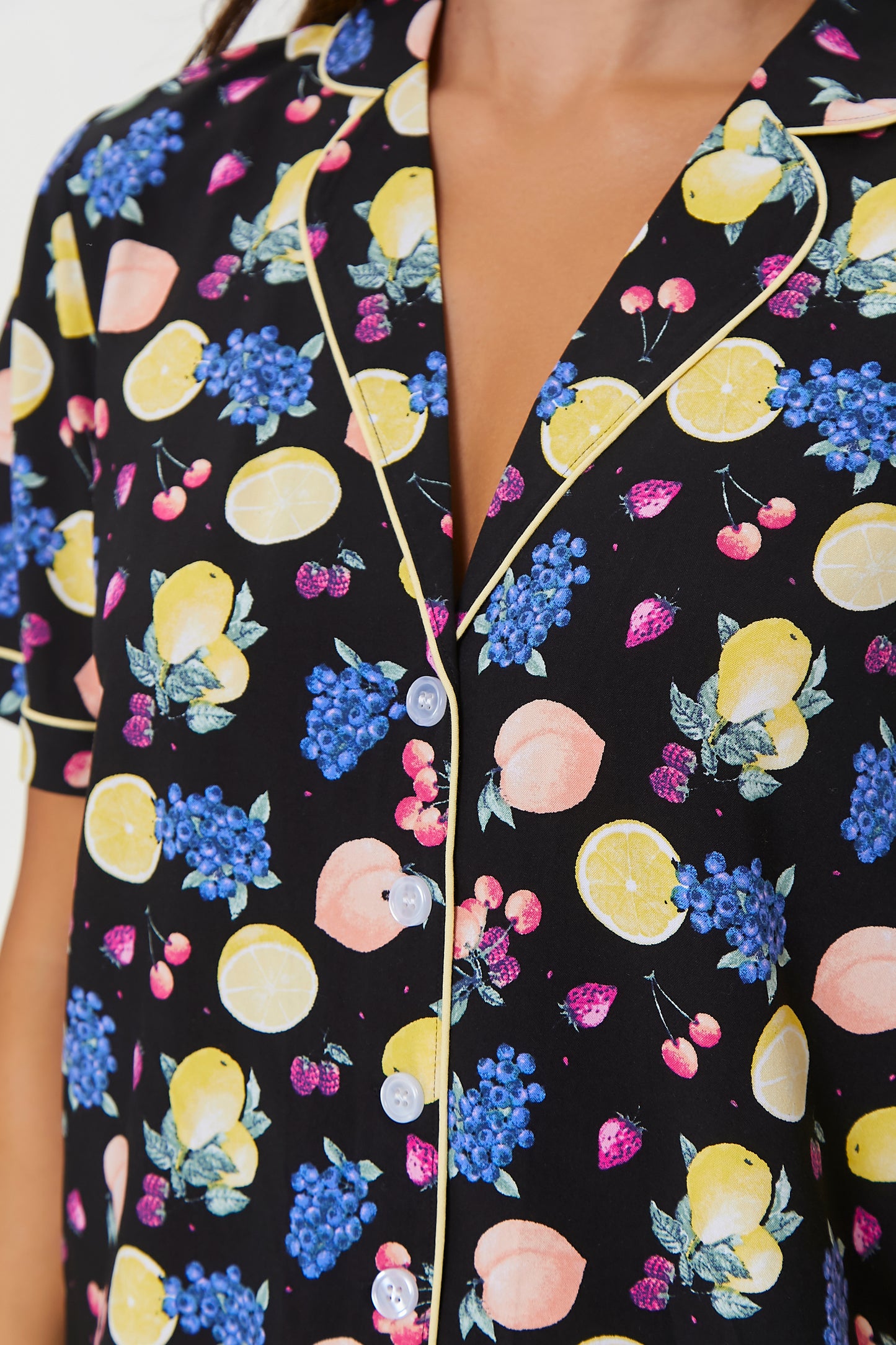 SET PIJAMA DE CAMISA Y SHORT CON ESTAMPADO DE FRUTAS
