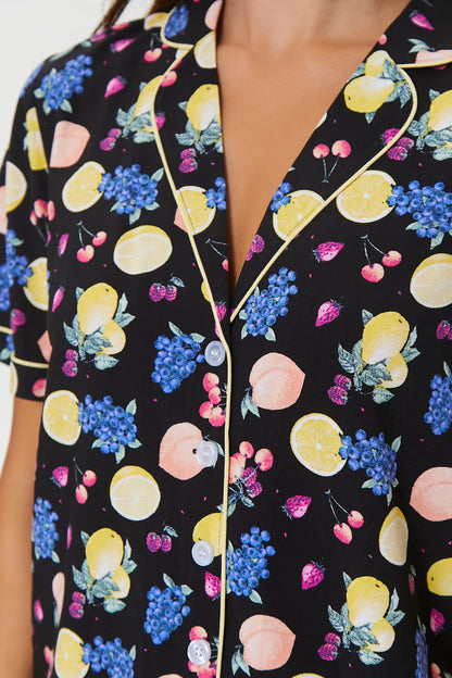 SET PIJAMA DE CAMISA Y SHORT CON ESTAMPADO DE FRUTAS