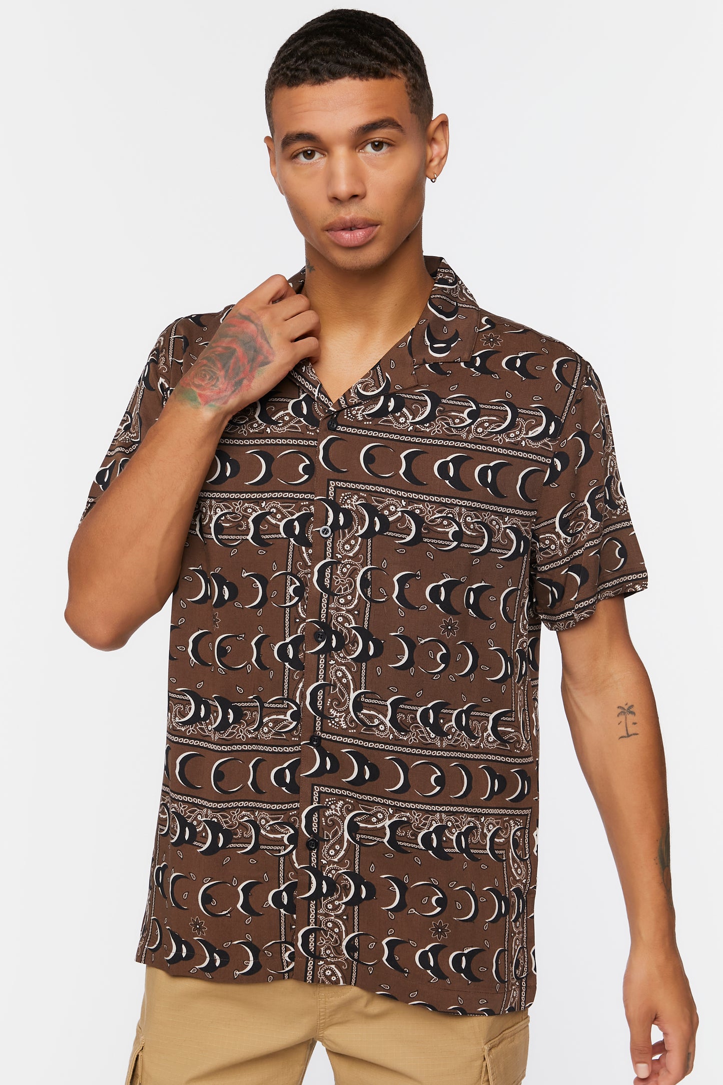 CAMISA CON ESTAMPADO DE LUNAS