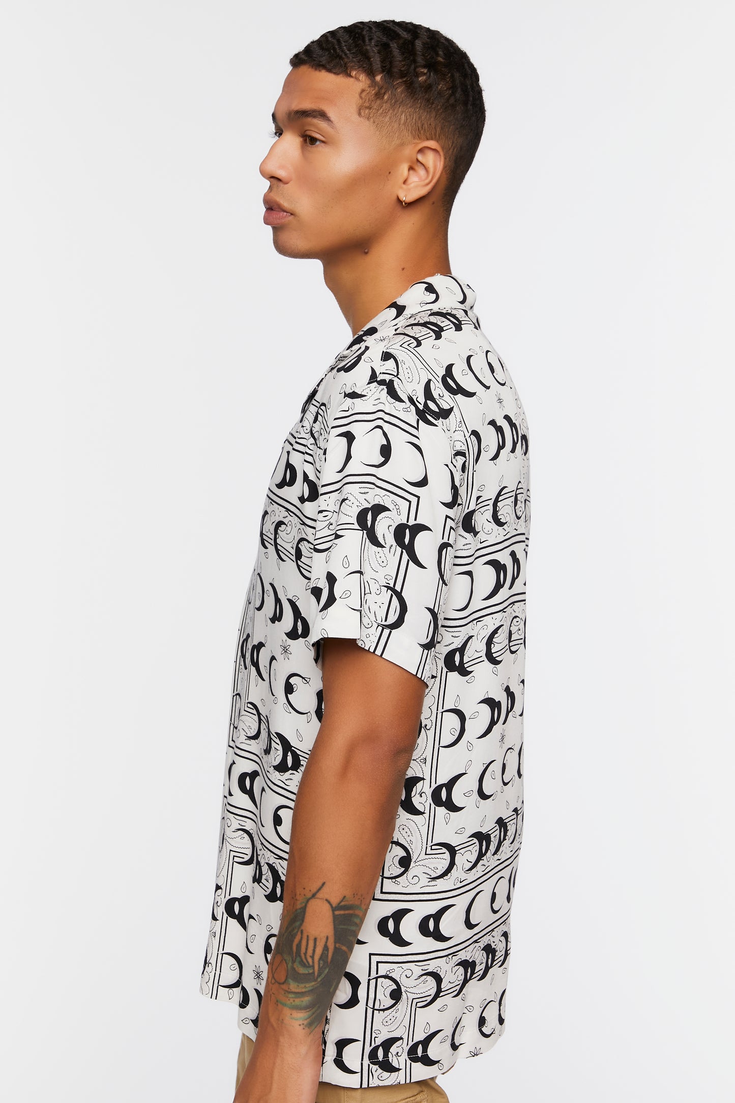 CAMISA CON ESTAMPADO DE LUNAS