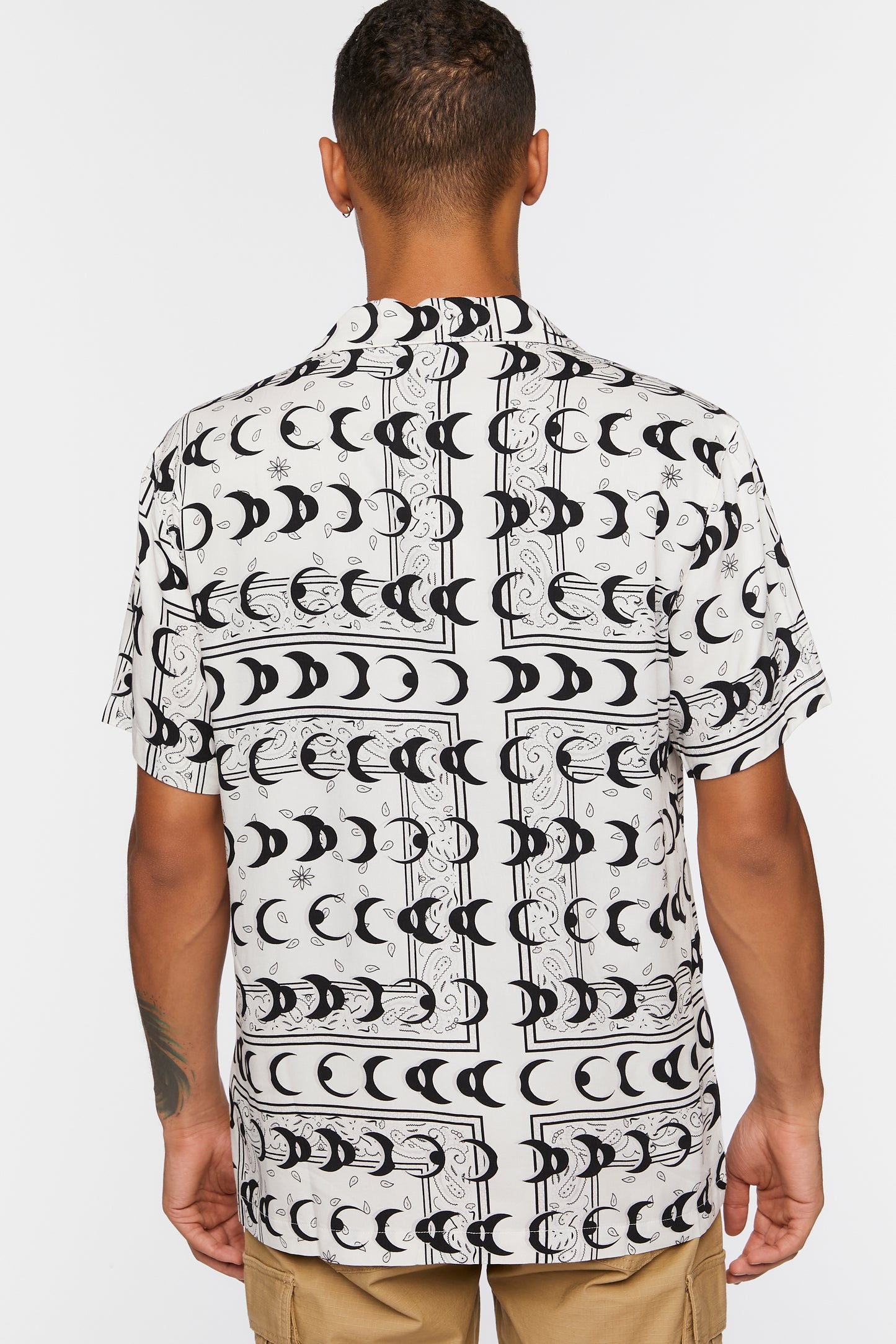 CAMISA CON ESTAMPADO DE LUNAS
