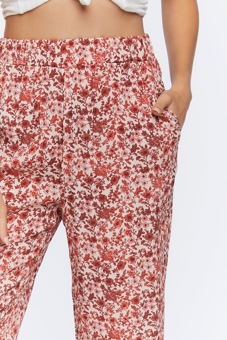 PANTALONA DE CORTE RECTO CON ESTAMPADO DE FLORES