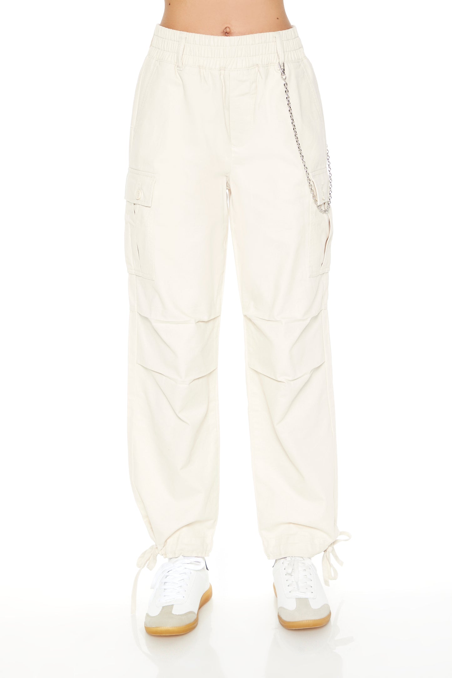 PANTALON CARGO CON DETALLE DE CADENA