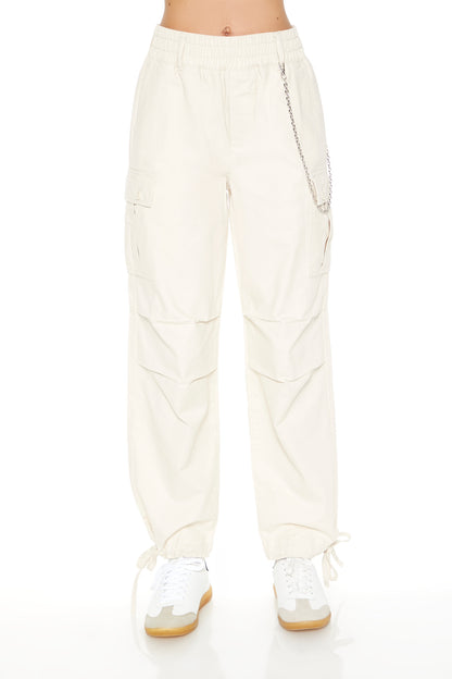 PANTALON CARGO CON DETALLE DE CADENA