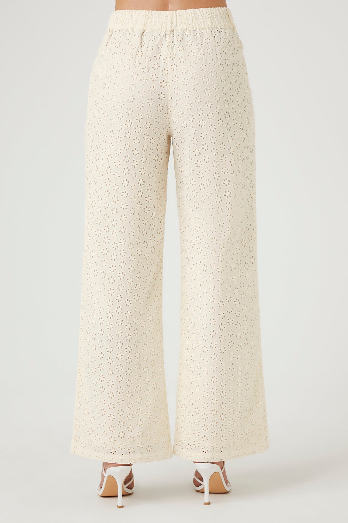 PANTALON DE CORTE RECTO CON BORDADO SUIZO