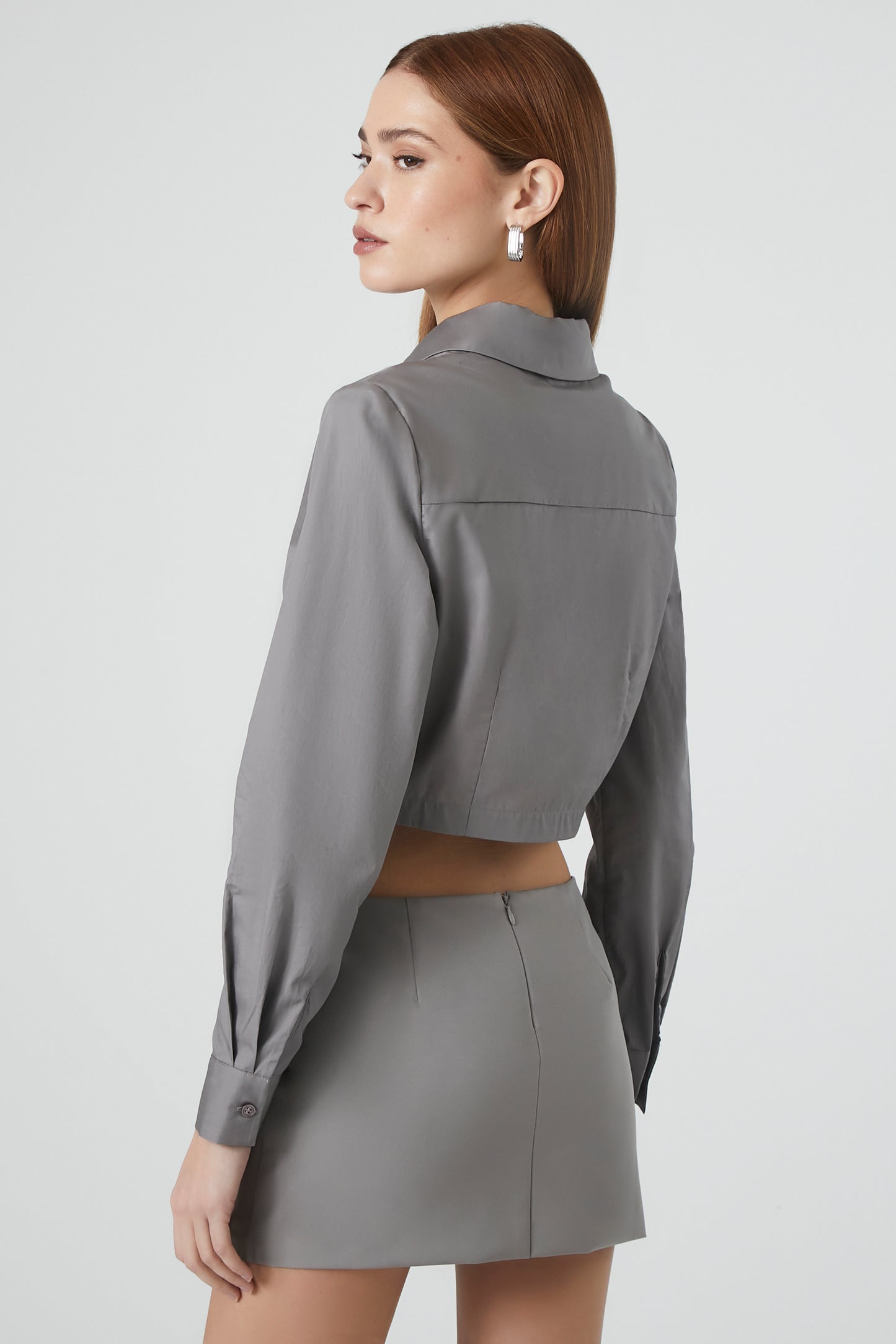 CAMISA CROPPED CON CORTE ASIMÉTRICO EN LA CINTURA