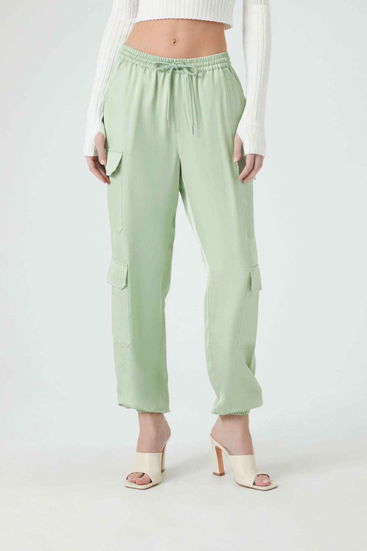 PANTALON CARGO DE SATÍN CON ELÁSTICO EN LA CINTURA