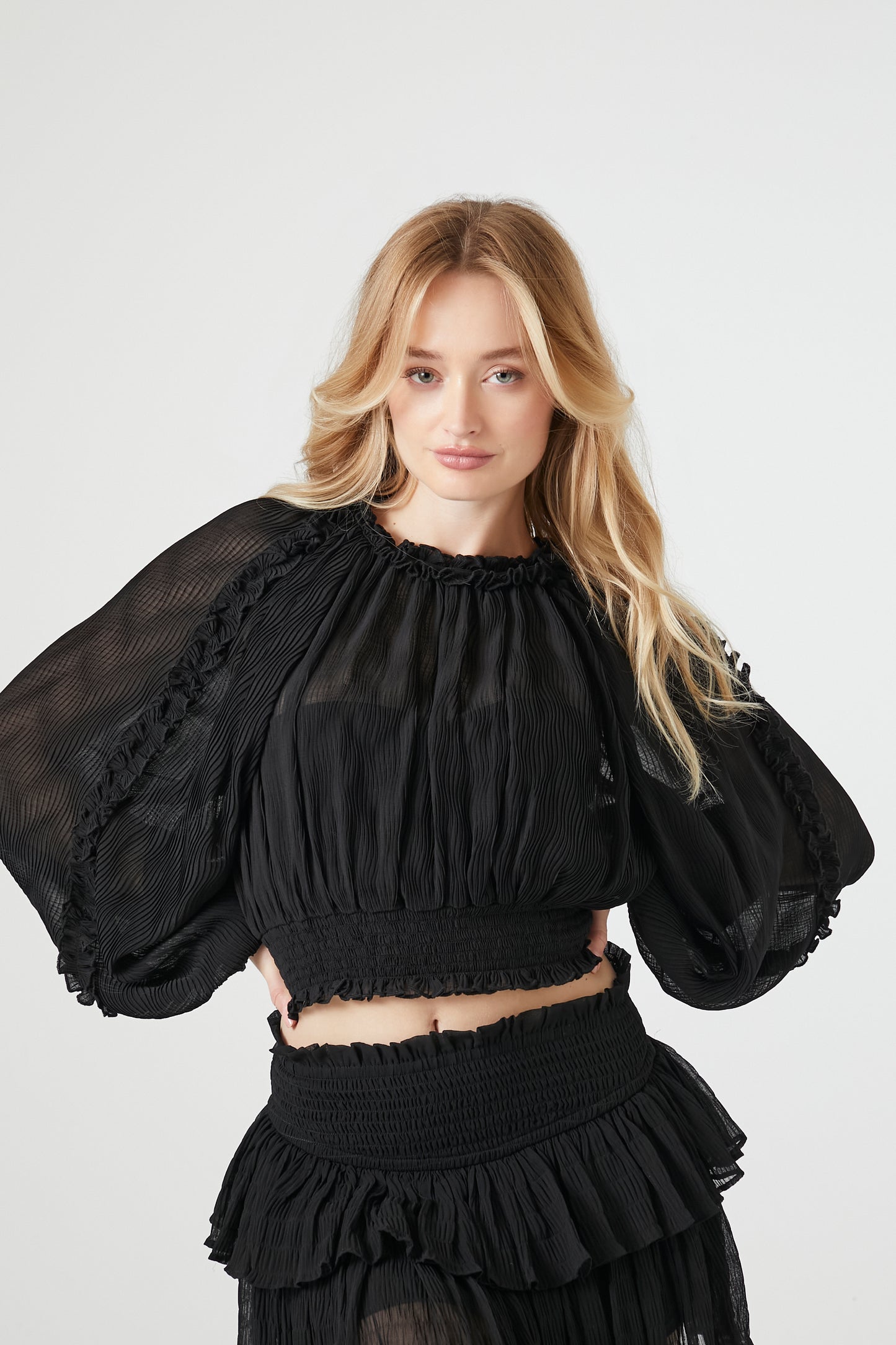 BLUSA CON DETALLE DE VOLADOS Y MANGA MARIPOSA