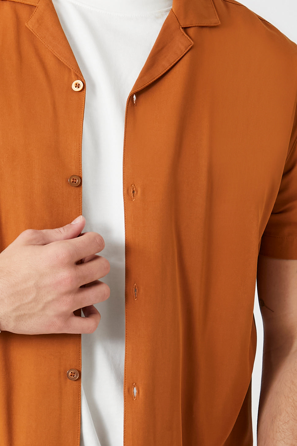 CAMISA DE HILO DE CORTE RELAJADO CUELLO CUBANO