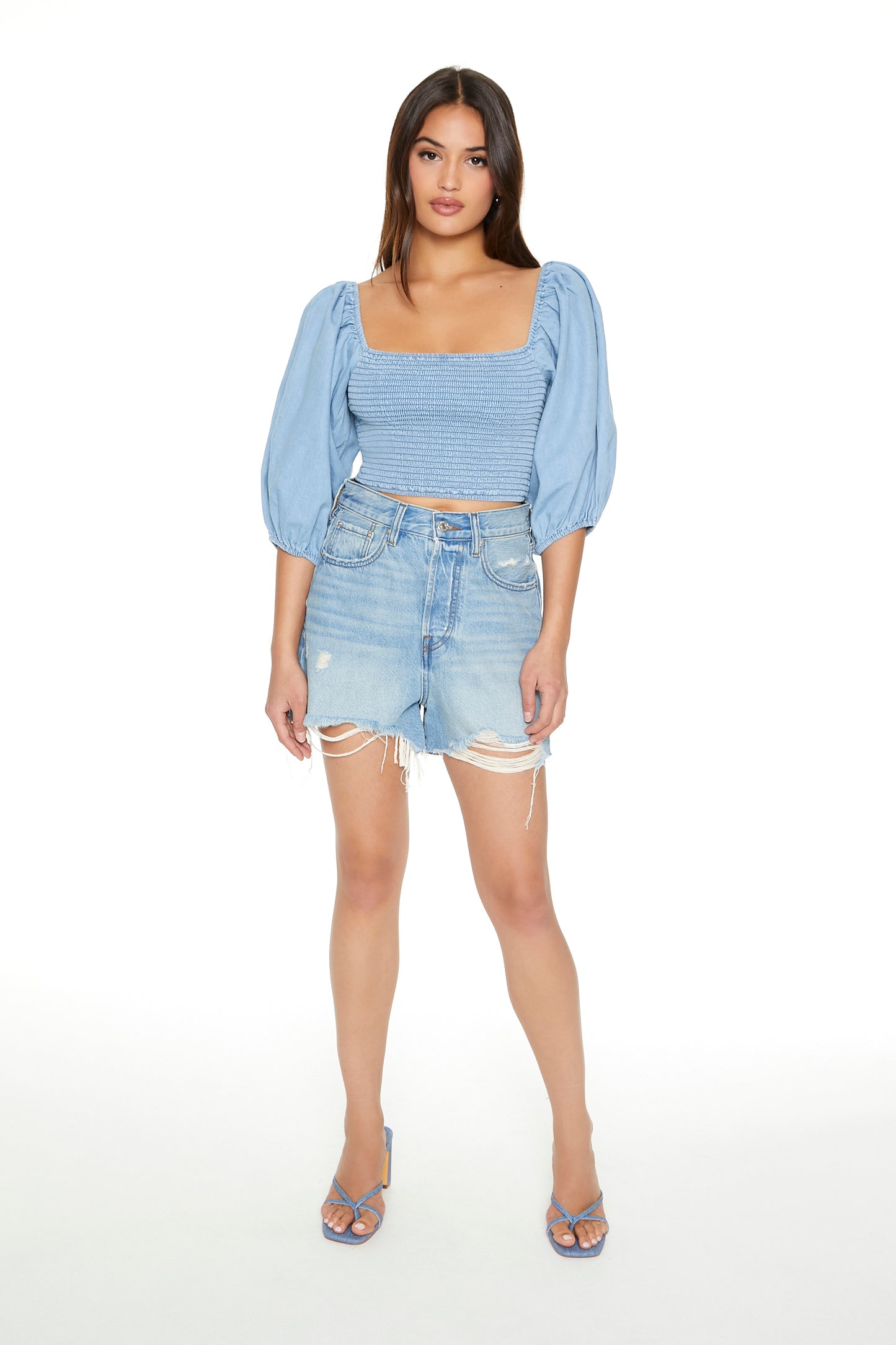CROP TOP CON MANGAS ABULLONADAS