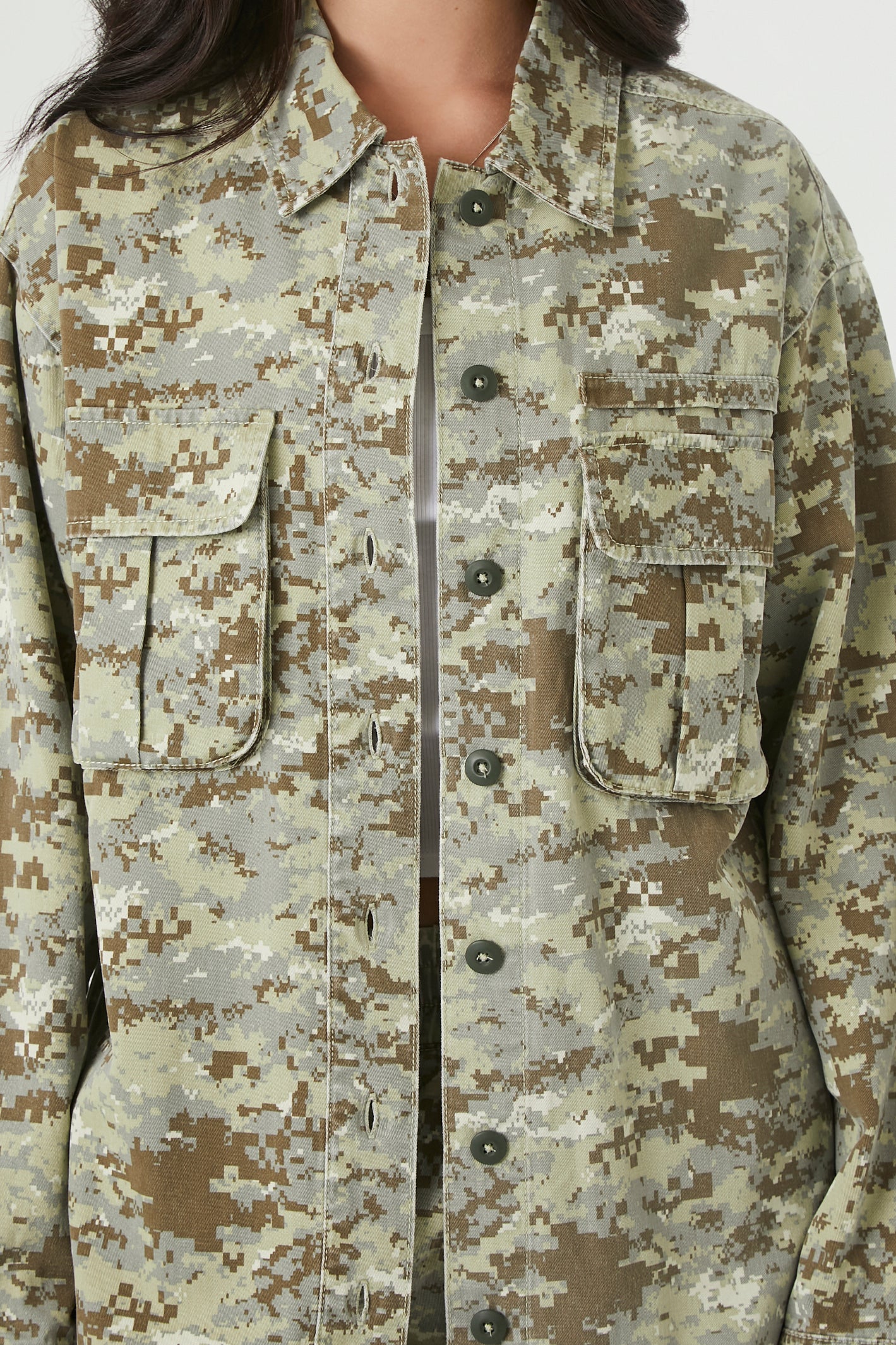 CAMISA CAMUFLADA CON BOLSILLOS CARGO