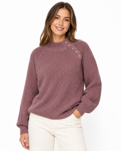 SWEATER CON DETALLE DE ABERTURA Y BOTONES EN LA MANGA IZQUIERDA