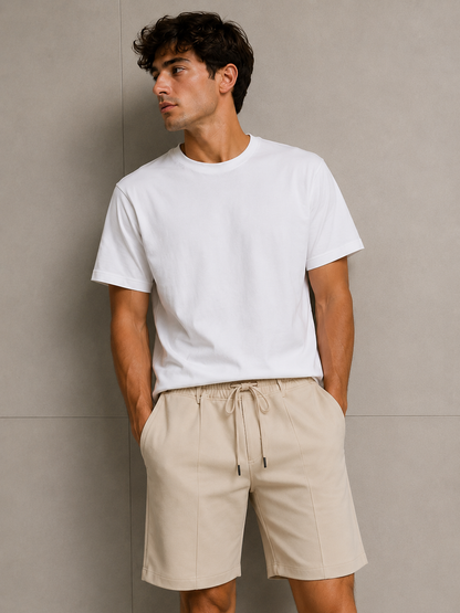 SHORT CLÁSICO CON DETALLE DE BORDE LINEAL EN MEDIO