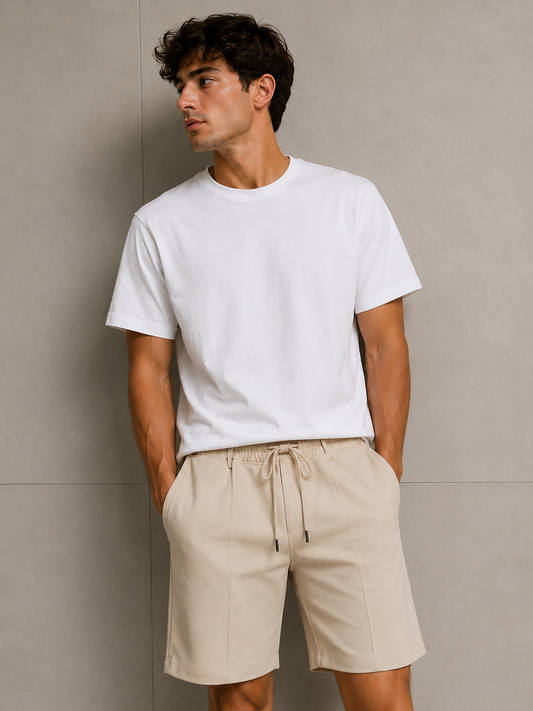 SHORT CLÁSICO CON DETALLE DE BORDE LINEAL EN MEDIO