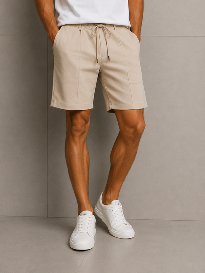 SHORT CLÁSICO CON DETALLE DE BORDE LINEAL EN MEDIO