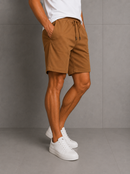 SHORT CLÁSICO CON DETALLE DE BORDE LINEAL EN MEDIO