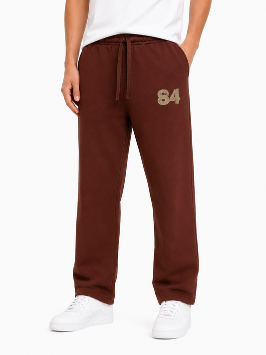 PANTALON BUZO DE CORTE RECTO CON FRISA LOGO "84"
