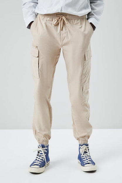 PANTALON JOGGER CON BOLSILLOS CARGO