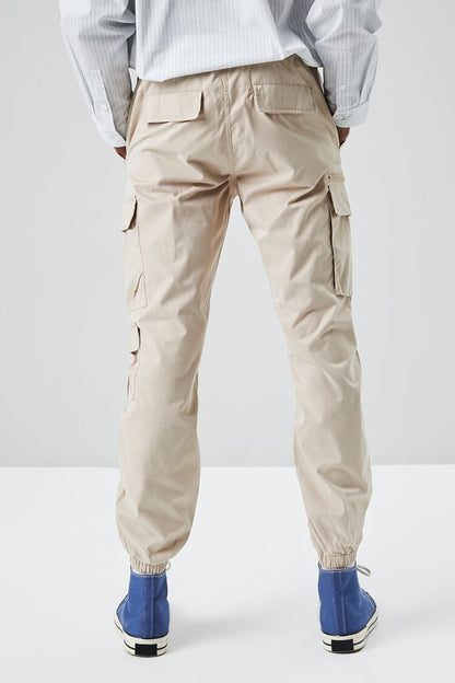 PANTALON JOGGER CON BOLSILLOS CARGO