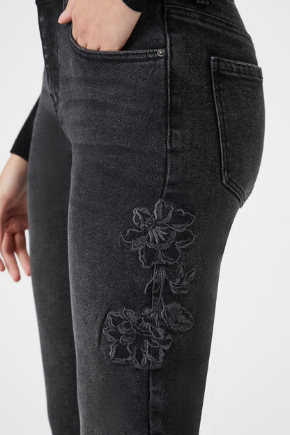 PANTALON DEMIN CON BORDADO DE FLORES