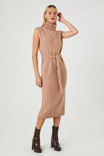 VESTIDO CON CUELLO TORTUGA Y DETALLE DE LAZO EN LA CINTURA